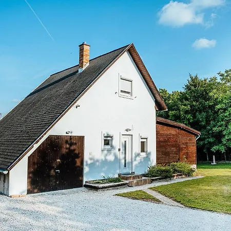 Tatorjan Vendeghaz Holiday home *